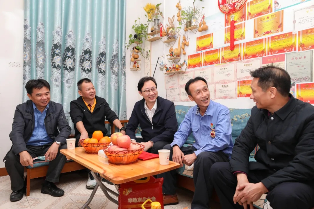 海南省总工会副主席陈波走访慰问新利在线平台-新利在线官网
员工